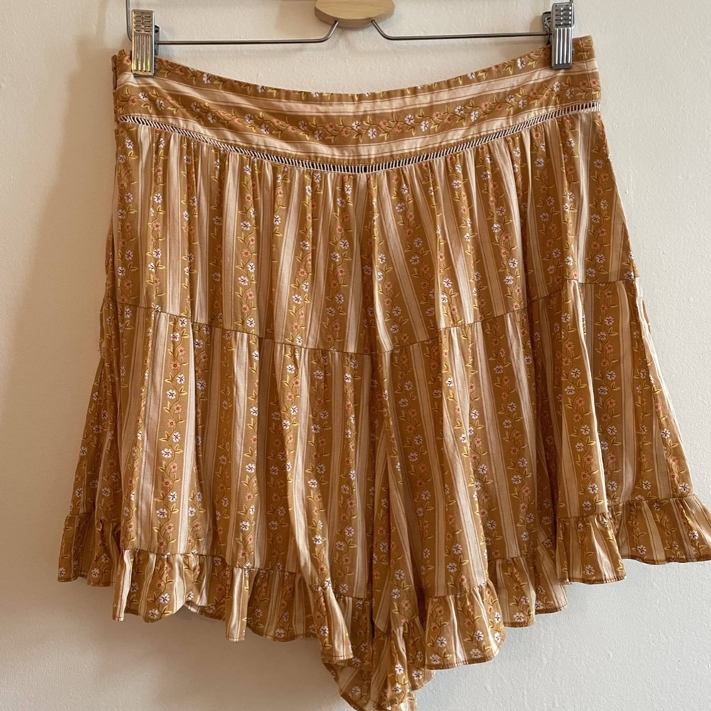 Floral Prairie High-Waisted Ruffle Shorts - Picture 2 of 4